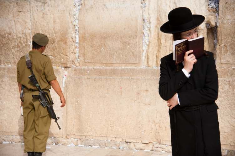 חוק הגיוס החדש מעניק הטבות למשרתים אך פוטר את החרדים מגיוס
