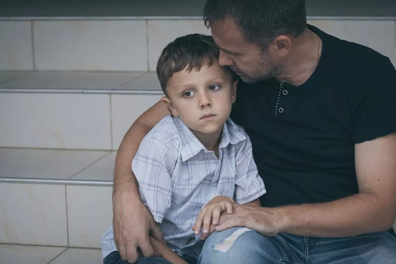 האב הואשם על ידי אשתו בניסיון תקיפה ובאיומים ברצח, אך כתב האישום נגדו בוטל(1)