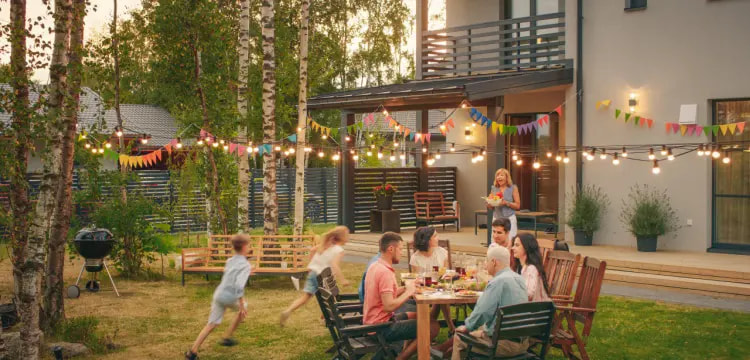 האם חייבים לקבל אישור כדי לקיים אירוע בחצר משותפת?