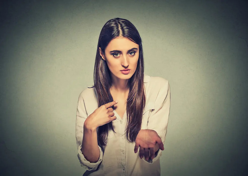 יום האישה 2026: נשות איראן מסירות את הרעלה ונשות ישראל מסירות את הלוט מעל טבלאות השכר וחוקי העבודה