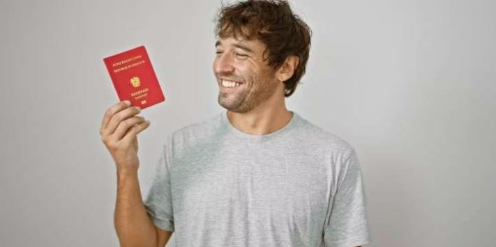 דרכון אוסטרי, הדרכון החזק באירופה, מונח על השולחן, אך ישראלים רבים כלל לא יודעים שהם זכאים