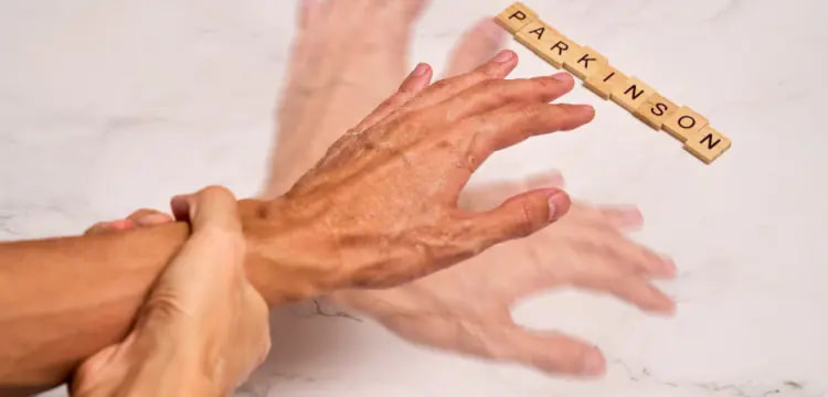 רעד ראשוני או פרקינסון? כך חברות הביטוח מנצלות בלבול רפואי כדי לדחות את תביעתכם