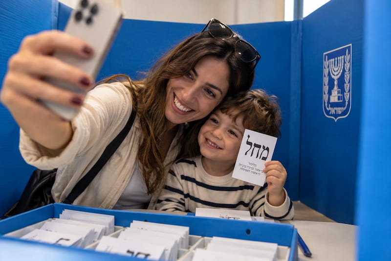 סלפי מאחורי הפרגוד? עדיף לוותר, אילוסטרציה: AI