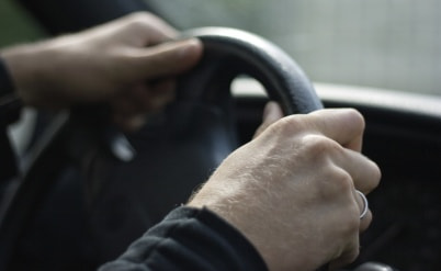 החזיק את הטלפון הנייד בזמן נהיגה מבלי לדבר בו, והורשע בדין